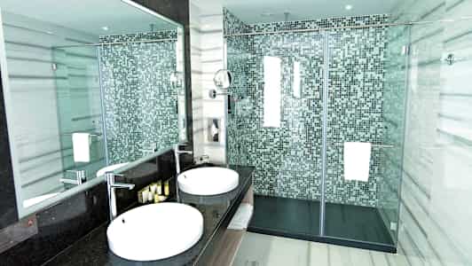 Moderni kylpyhuone, jossa on kaksoisaltaat ja suihku (Tekoälyn luoma teksti)