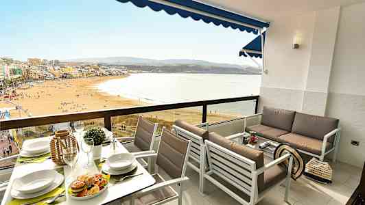 Sisustettu parvekealue, josta on näkymä rannalle ja merelle. (Tekoälyn luoma teksti)