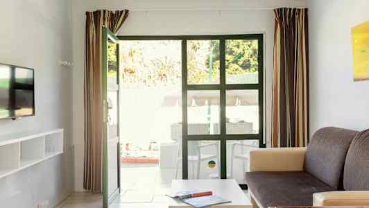 Kuvassa olohuone, josta on avoimet ovet terassille. (Tekoälyn luoma teksti)