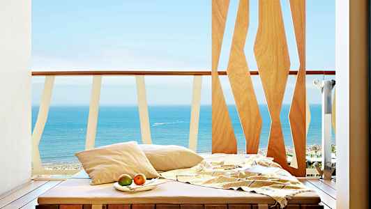 Lepotuoli parvekkeella, josta on näkymä merelle. (Tekoälyn luoma teksti)