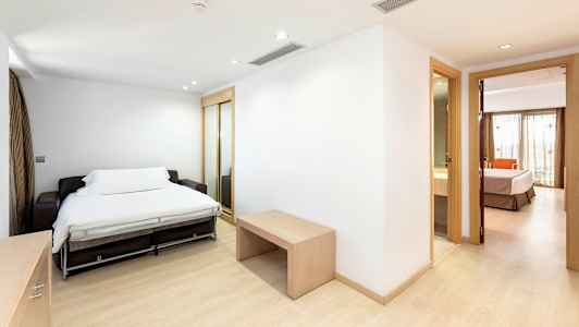 Huone, jossa vuodesohva ja kulku makuuhuoneeseen ja kylpyhuoneeseen. (Tekoälyn luoma teksti)