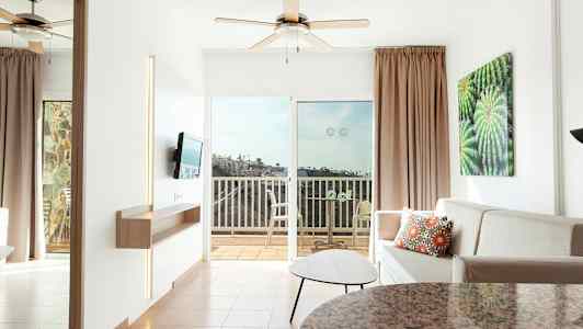 Modernisti sisustettu hotellihuone parvekkeella. (Tekoälyn luoma teksti)