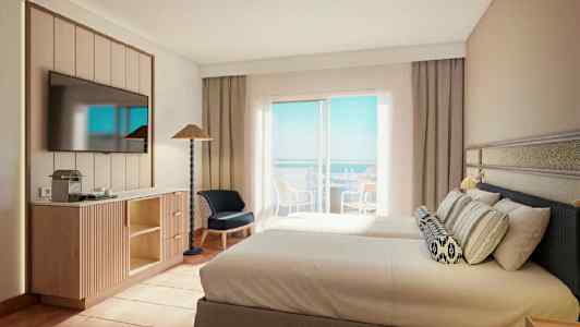 Hotellihuone, jossa on kaksi sänkyä, seinään asennettu taulutelevisio, huonekaluja ja parveke merinäköalalla. (Tekoälyn luoma teksti)