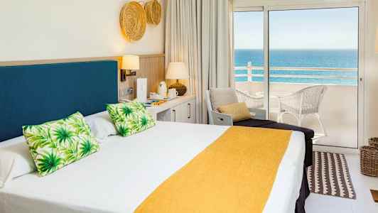 Hotellihuone, jossa parivuode ja merinäköala parvekkeelta. (Tekoälyn luoma teksti)