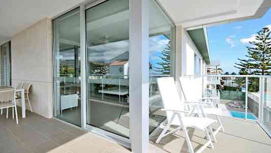 Parveke, jossa ulkokalusteet ja näkymä ympäristöön. (Tekoälyn luoma teksti)