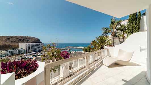 Näkymä aurinkoterassilta merelle ja satamaan. (Tekoälyn luoma teksti)