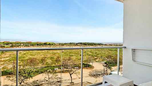 Parveke, jolta on näkymä puistoon ja avoimeen maisemaan. (Tekoälyn luoma teksti)