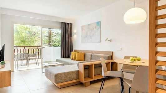 Moderni olohuone, jossa on sohva, ruokapöytä ja parveke. (Tekoälyn luoma teksti)