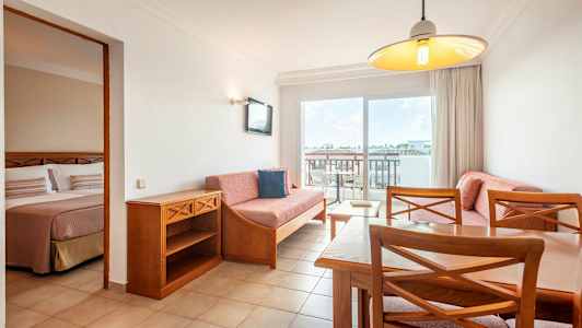 Asunnon sisätilat, joissa olohuone ja osa makuuhuonetta näkyvissä. (Tekoälyn luoma teksti)