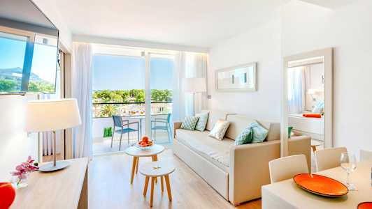 Valoisa ja moderni hotellihuoneisto parvekkeella ja näköalalla. (Tekoälyn luoma teksti)