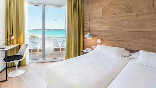 Hotellihuone, jossa on kaksi sänkyä, kirjoituspöytä ja parveke merinäkymällä. (Tekoälyn luoma teksti)