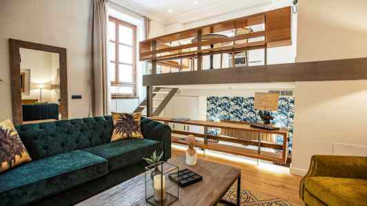 Moderni asunto parvella, sisustettu sohva ja puupöytä. (Tekoälyn luoma teksti)