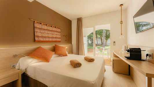 Hotellihuone, jossa parivuode ja koristeellinen sisustus. (Tekoälyn luoma teksti)