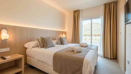 Kahden hengen huone, jossa valmiiksi asetellut pyyhkeet ja sisustus lämpimissä sävyissä. (Tekoälyn luoma teksti)