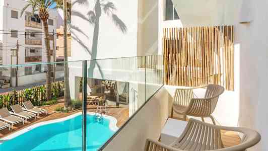 Yksityinen parveke, josta näkymä uima-altaalle ja aurinkotuoleille. (Tekoälyn luoma teksti)