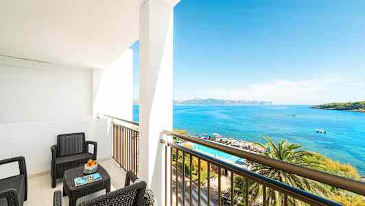 Parveke istuimilla, joka avautuu merelle. (Tekoälyn luoma teksti)