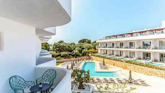 Kuvassa näkyy lomakeskus, jossa on uima-allas ja aurinkotuoleja sekä parvekkeita istumapaikoilla. (Tekoälyn luoma teksti)