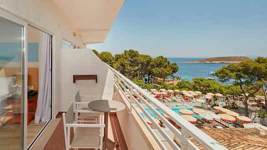 Parveke istuimilla, näkymä uima-allasalueelle ja merelle. (Tekoälyn luoma teksti)