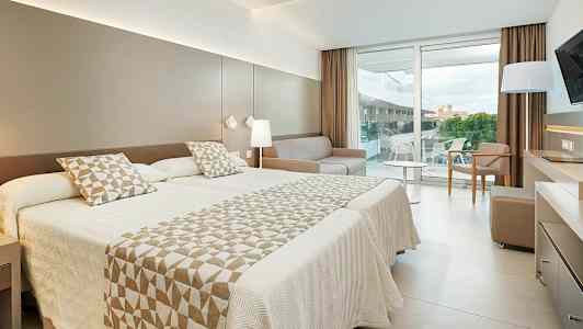 Moderni hotellihuone, jossa on parivuode ja parveke. (Tekoälyn luoma teksti)