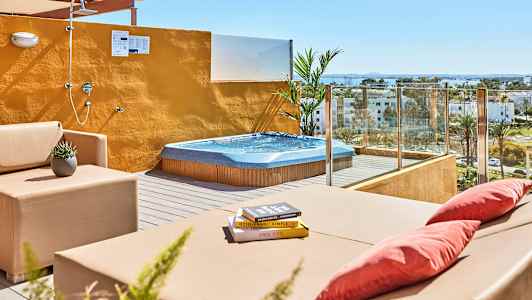 Terassi, jossa poreallas, istuimet ja avoin suihku, näkymät ympäristöön. (Tekoälyn luoma teksti)