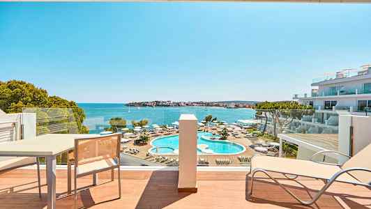 Hotellihuoneen näkymä uima-allasalueelle ja merelle. (Tekoälyn luoma teksti)