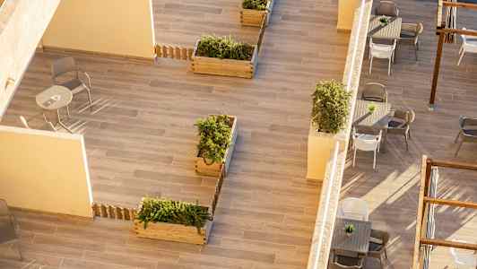 Näköala terassilla istutuslaatikoineen, pöytineen ja tuoleineen. (Tekoälyn luoma teksti)