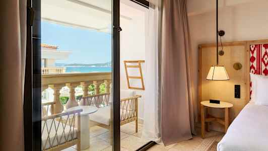 Makuuhuone, josta pääsee parvekkeelle merinäköalalla. (Tekoälyn luoma teksti)