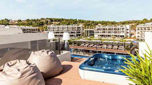 Terassi porealtaalla ja näkymä hotellialueelle. (Tekoälyn luoma teksti)