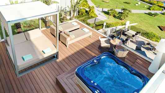 Ulkotila, jossa poreallas, aurinkotuoleja ja istuinryhmä. (Tekoälyn luoma teksti)