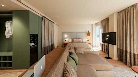 Moderni hotellihuone, jossa on sänky, sohva ja televisio suurien ikkunoiden edessä. (Tekoälyn luoma teksti)