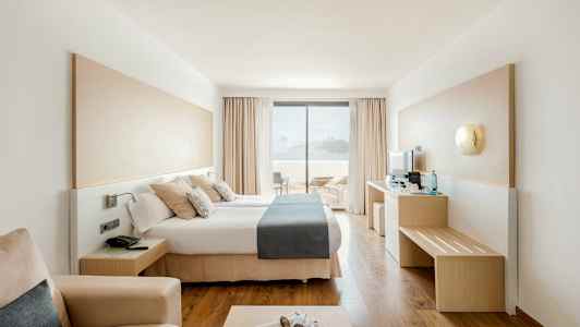 Moderni hotellihuone parivuoteella, näkymä terassille ja merelle. (Tekoälyn luoma teksti)