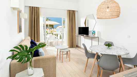 Valoisasti sisustettu asunto, jossa avoin pohjaratkaisu ja parveke näkymällä. (Tekoälyn luoma teksti)