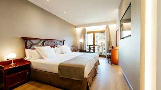 Hotellihuone, jossa parivuode ja parveke. (Tekoälyn luoma teksti)