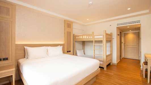 Hotellihuone, jossa on parisänky ja kerrossänky. (Tekoälyn luoma teksti)