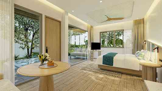 Vaalea hotellihuone, jossa on suuri sänky, puusisustus ja suuret ikkunat näkymällä vehreään ympäristöön. (Tekoälyn luoma teksti)