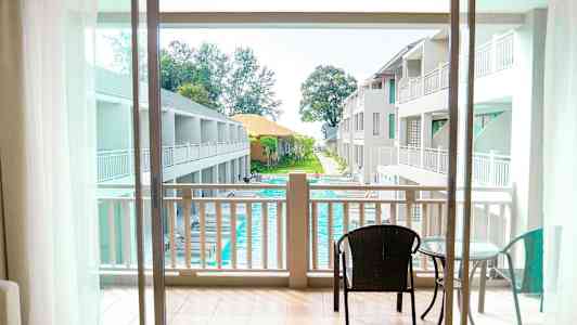 Näkymä parvekkeelta uima-allasalueelle ja hotellirakennuksiin. (Tekoälyn luoma teksti)