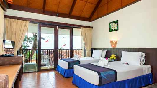 Hotellihuone, jossa kaksi yhden hengen vuodetta ja parveke. (Tekoälyn luoma teksti)