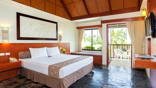 Hotellihuone, jossa on parivuode, suuret ikkunat ja parveke. (Tekoälyn luoma teksti)