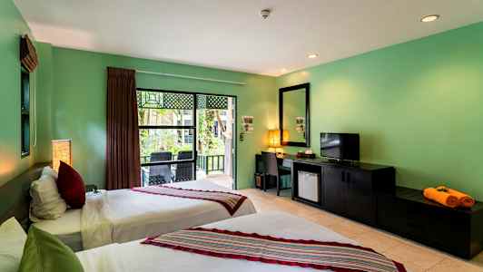 Kahden hengen huone vihreällä sisustuksella ja näkymä parvekkeelle. (Tekoälyn luoma teksti)