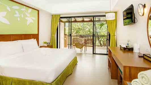 Hotellihuone, jossa on parivuode, kirjoituspöytä ja näköala parvekkeelle. (Tekoälyn luoma teksti)