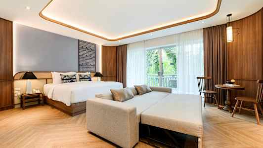 Huoneessa on sänky, sohva ja ruokapöytä. (Tekoälyn luoma teksti)