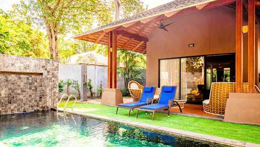 Villa, jossa uima-allas ja aurinkotuoleja nurmikolla. (Tekoälyn luoma teksti)