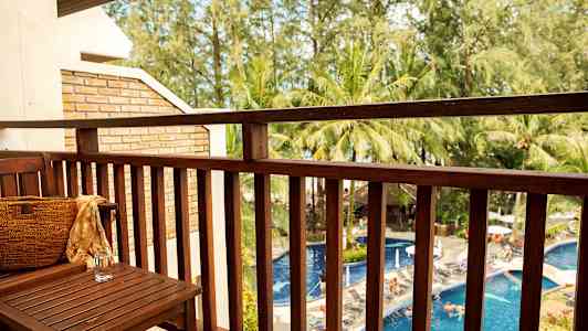 Näkymä parvekkeelta uima-altaalle ja ympäröiville puille. (Tekoälyn luoma teksti)