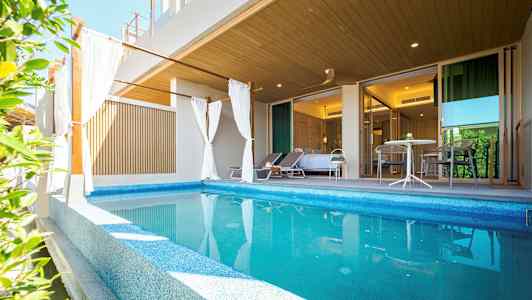 Yksityinen uima-allas aurinkotuoleilla ja oleskelualueella makuuhuoneen edessä. (Tekoälyn luoma teksti)