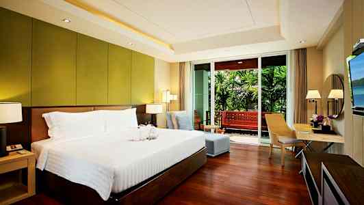 Makuuhuone, jossa suuri sänky, istuinryhmä ja kirjoituspöytä, sekä parveke näkymällä puutarhaan. (Tekoälyn luoma teksti)