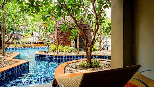 Uima-allas, jota ympäröivät puut ja istuimet. (Tekoälyn luoma teksti)