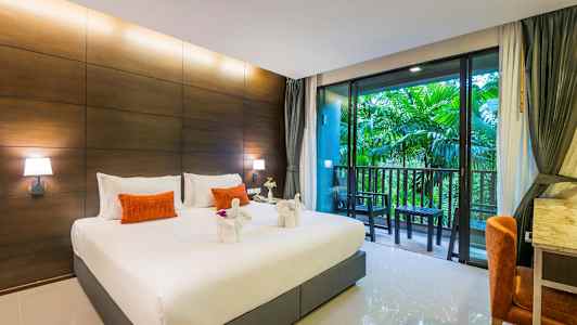 Hotellihuone, jossa suuri sänky, koristeellisia pyyhejoutsenia ja parveke näkymällä vehreyteen. (Tekoälyn luoma teksti)