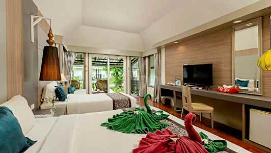 Hotellihuone, jossa kaksi sänkyä, koristellut pyyhkeet ja nykyaikaiset kalusteet. (Tekoälyn luoma teksti)