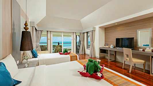 Hotellihuone, jossa on kaksi sänkyä, parveke merinäköalalla ja työpöytä. (Tekoälyn luoma teksti)