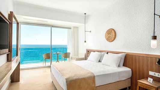 Hotellihuone, jossa on parivuode ja parveke merinäköalalla. (Tekoälyn luoma teksti)